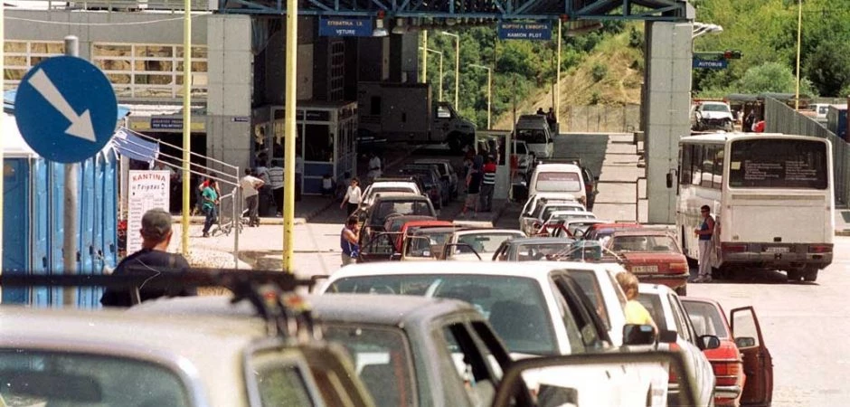 Oι Ελληνες φεύγουν, οι Αλβανοί προτιμούν ακόμη την Ελλάδα – Δραματικά στοιχεία